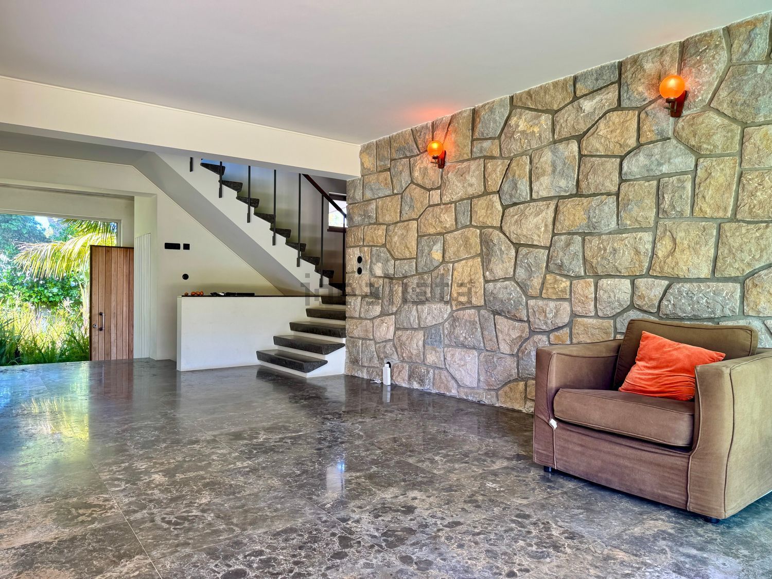 小楼房或独栋别墅出售在Avenida Marechal Carmona, 631 - 详情