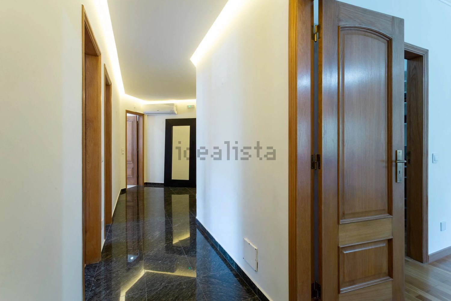 小楼房或独栋别墅出售在Rua do Alecrim - 过道