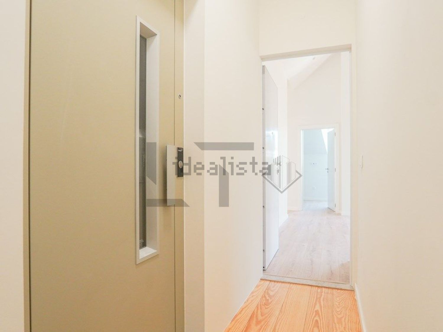 公寓 t2出售在Rua Doutor António Granjo, 4 a - 过道