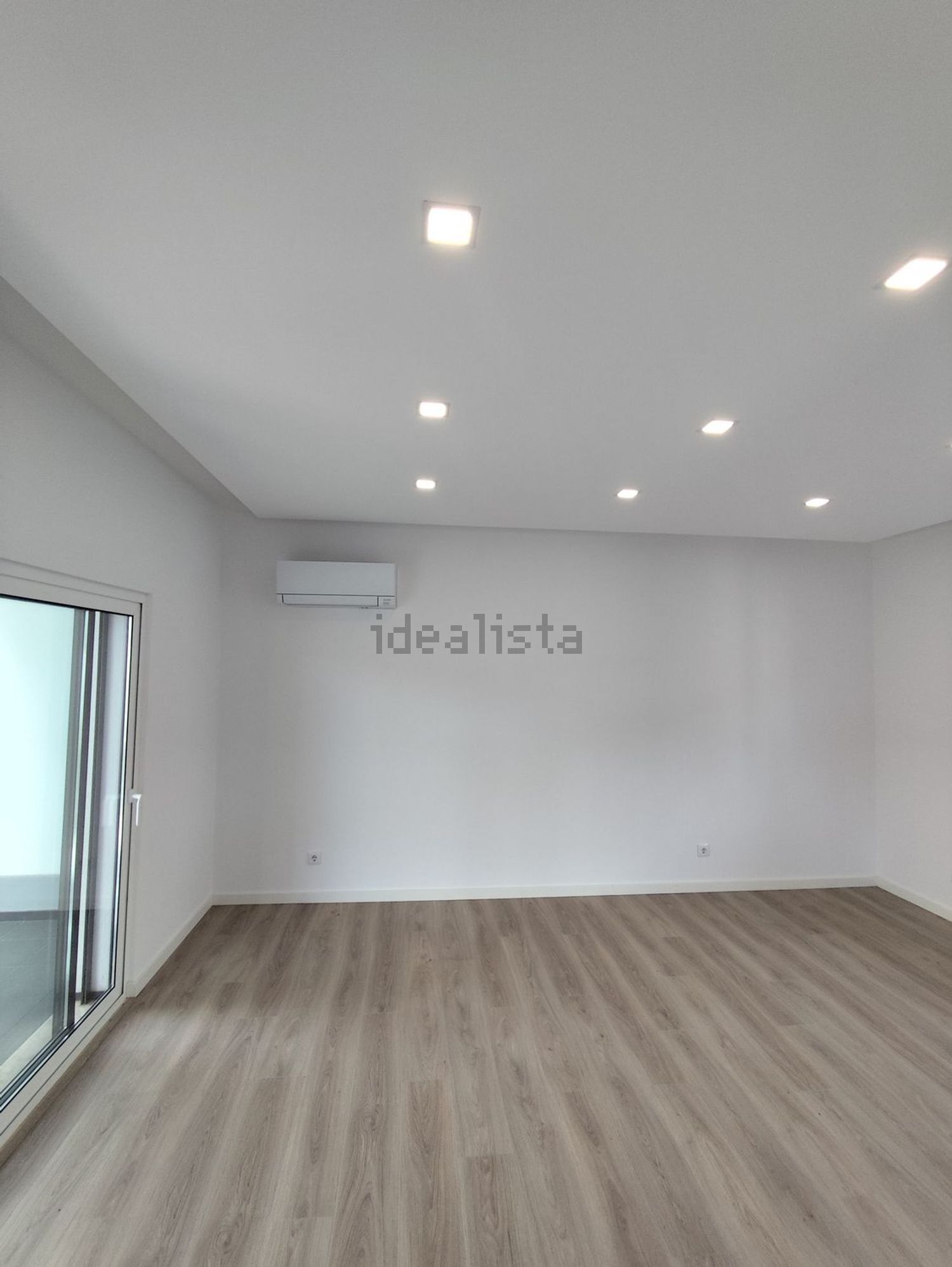 出租小楼房或独栋别墅在Praceta Santa Rita de Cássia - 客厅