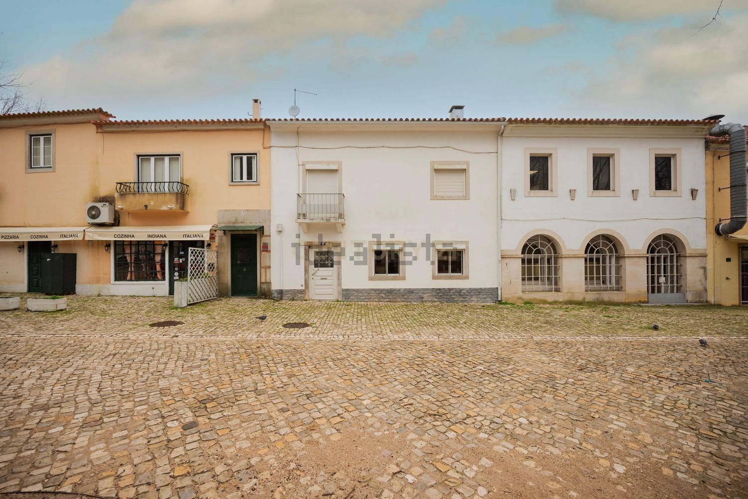 小楼房或独栋别墅出售在Praça Dom Fernando II, 6 - 外立面