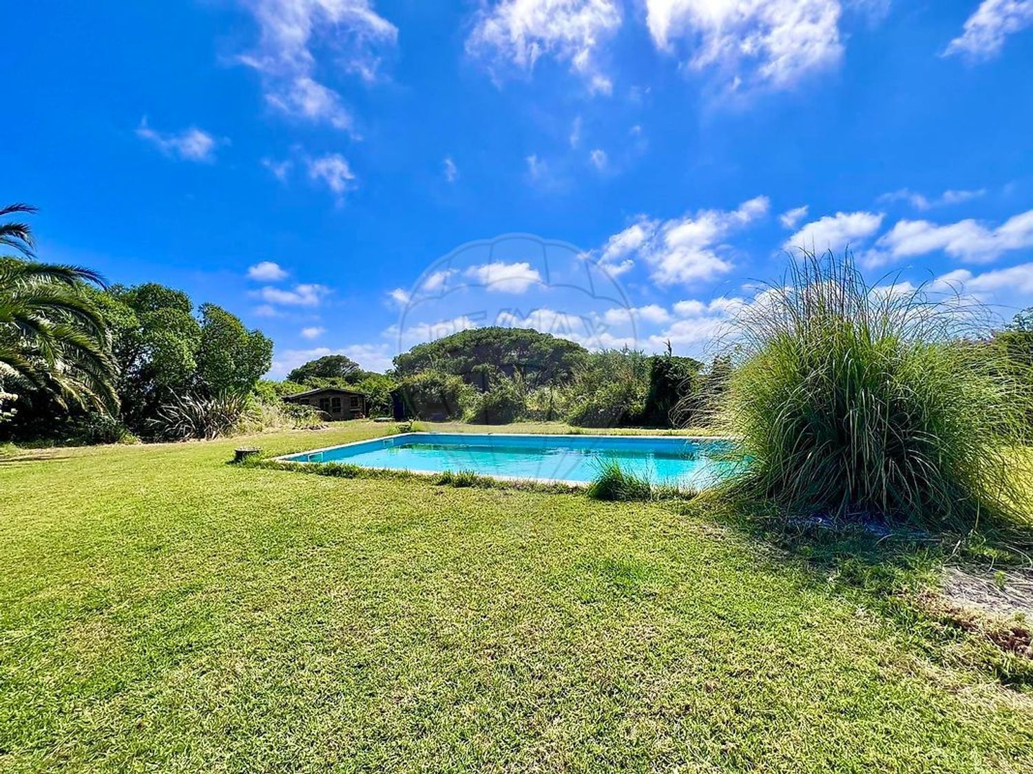 小楼房或独栋别墅出售在Rua Principal - 游泳池