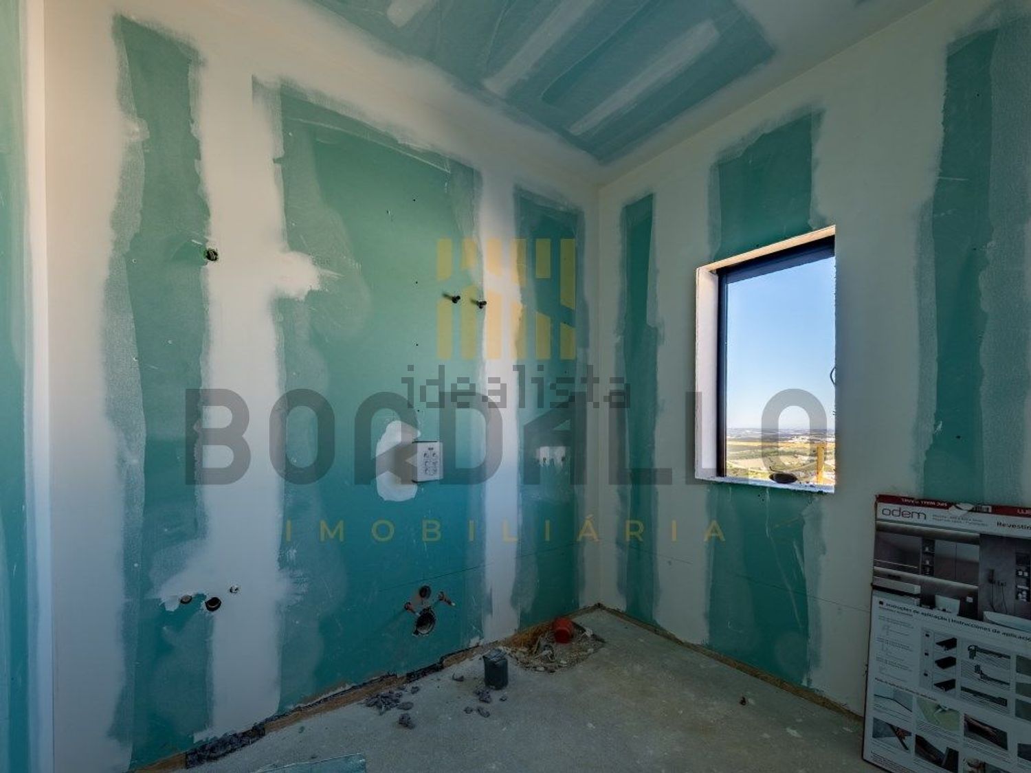 小楼房或独栋别墅出售在Rua do Serrado - 过道