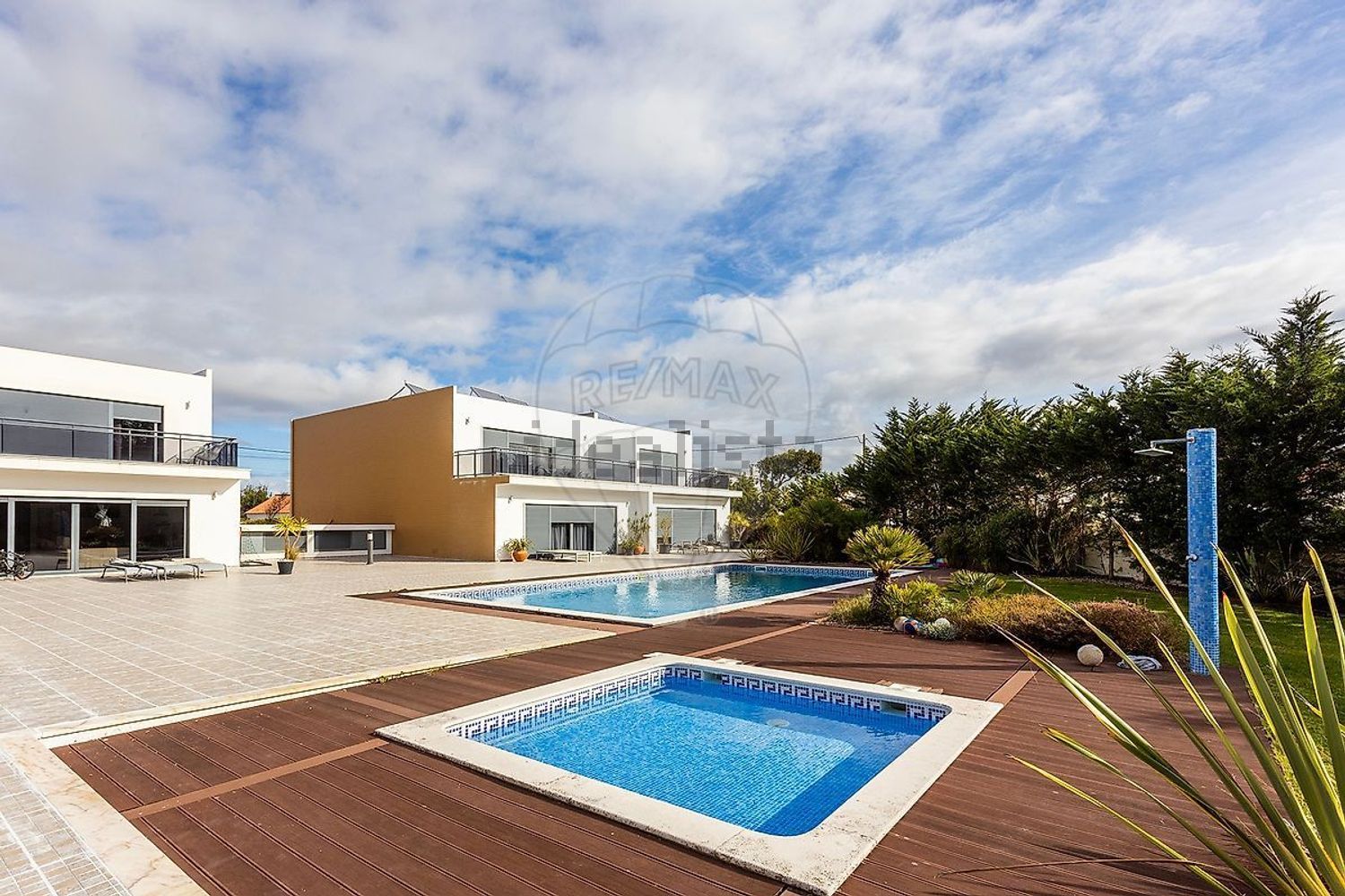 小楼房或独栋别墅出售在Largo do Juncalinho - 游泳池