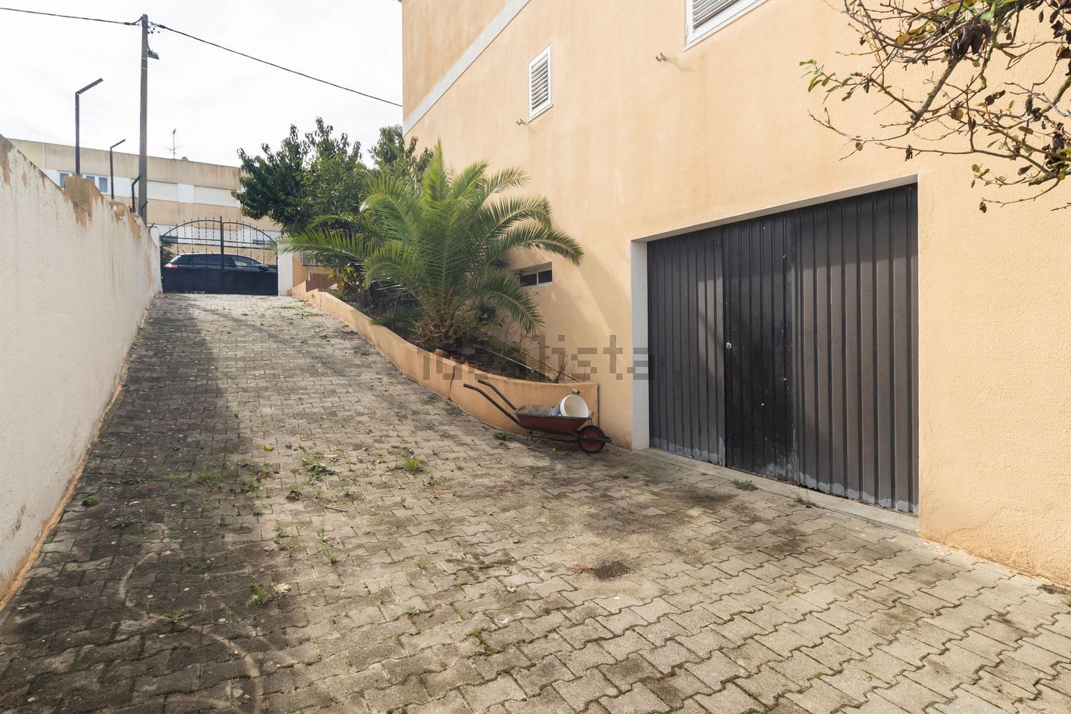 小楼房或独栋别墅出售在Avenida Padre Nabeto - 外立面