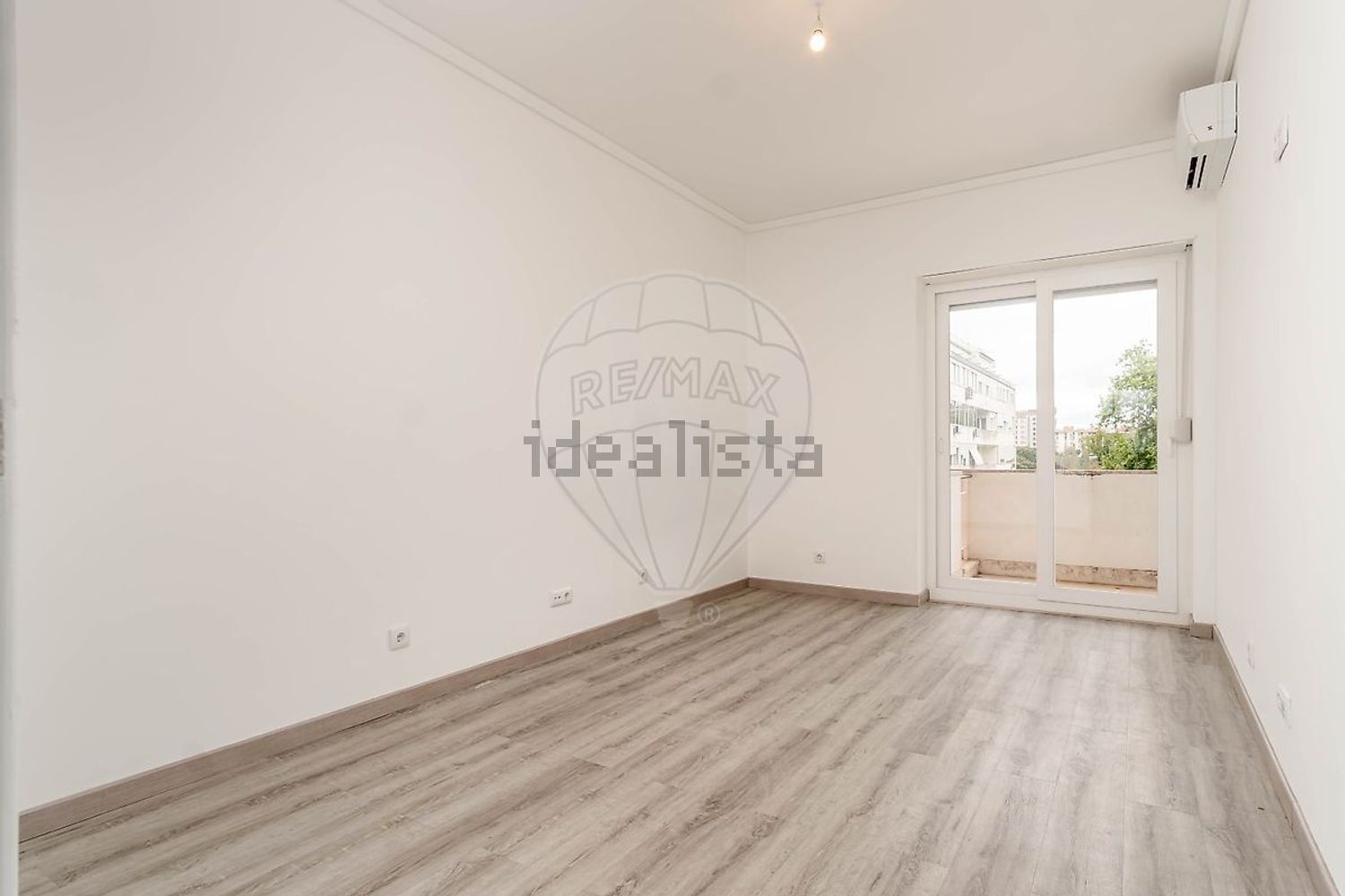 公寓 t3出售在Praça Rainha Santa - 居住