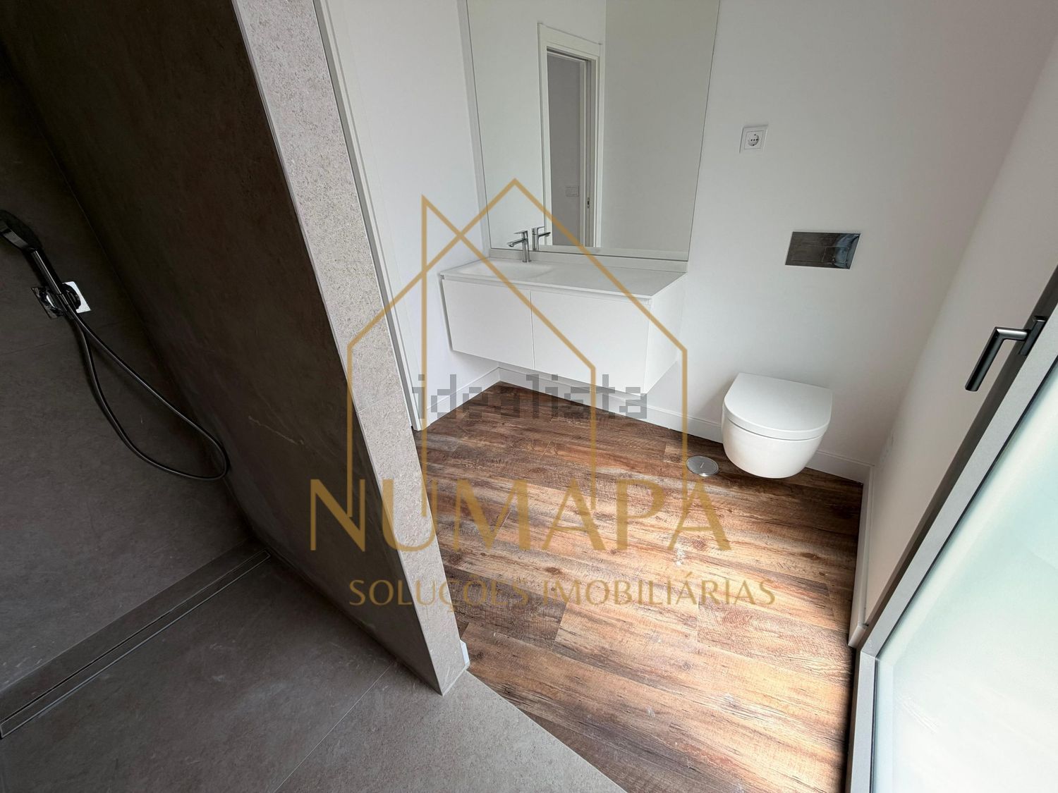 小楼房或独栋别墅出售在Rua Mário Sá - 卫生间