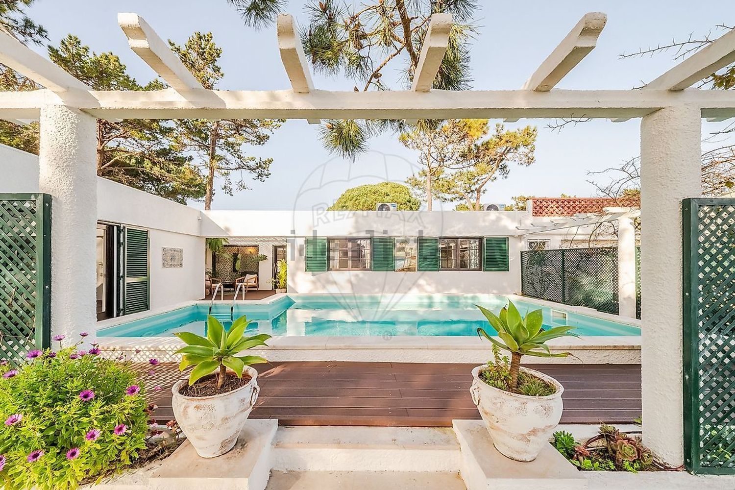 小楼房或独栋别墅出售在Rua das Corredouras - 游泳池