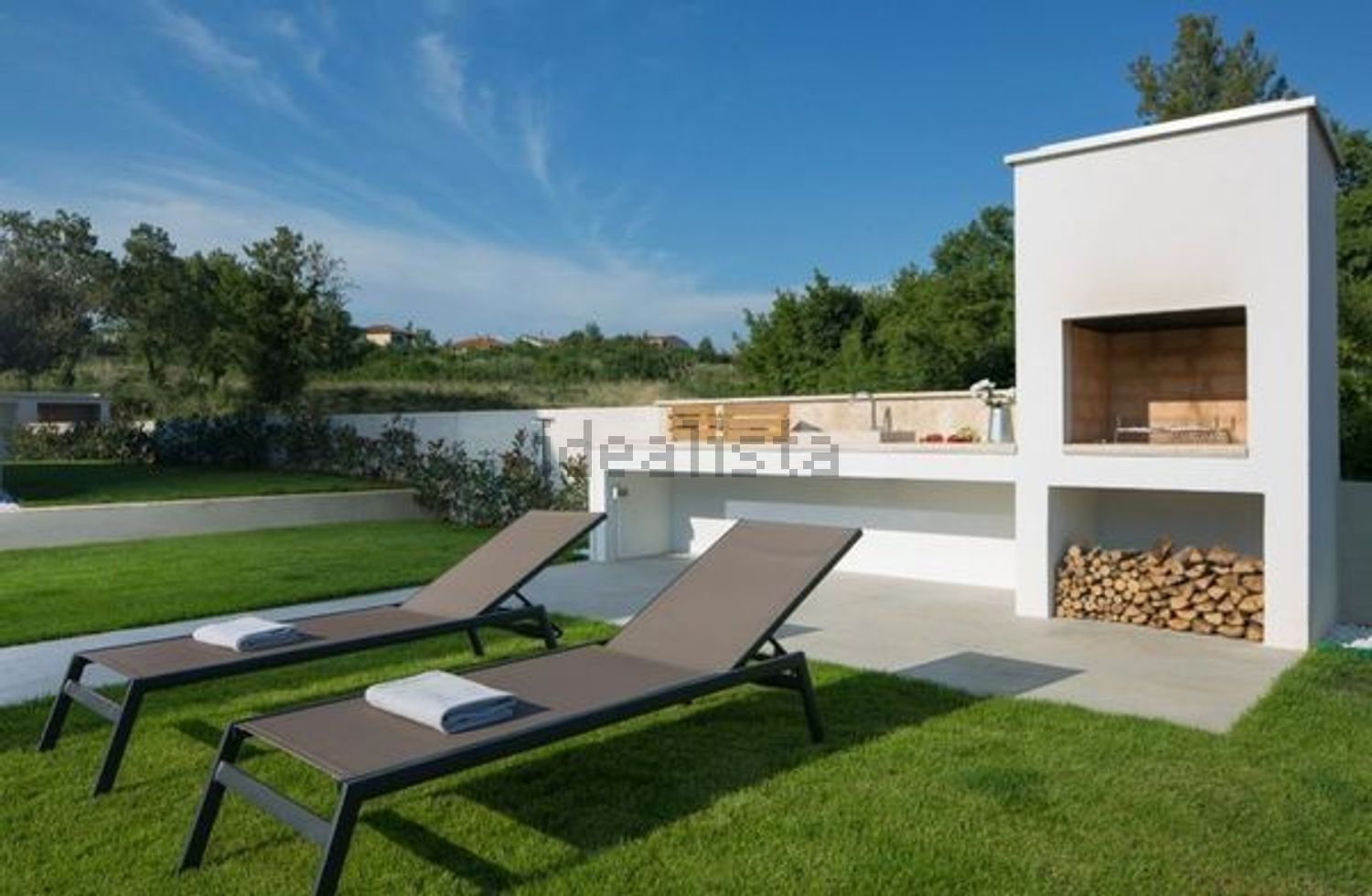 小楼房或独栋别墅出售在Tires - 游泳池