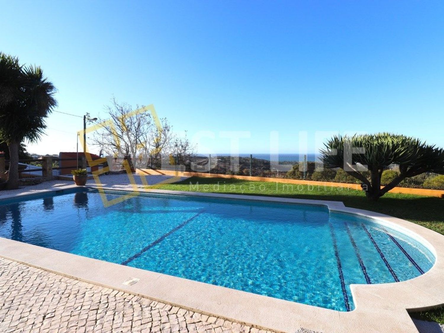 小楼房或独栋别墅出售在Vila de Colares - Mucifal - 游泳池