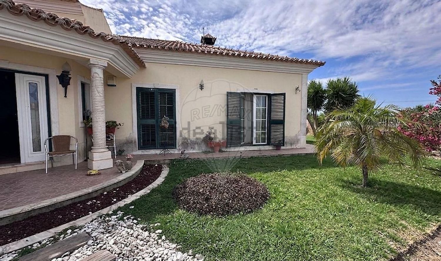 小楼房或独栋别墅出售在Rua do Sol - 外立面