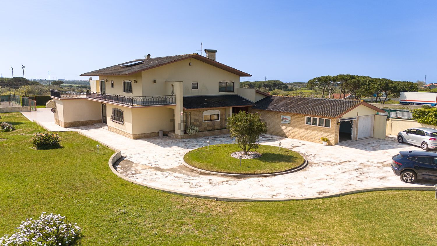 小楼房或独栋别墅出售在Rua Principal - 外立面