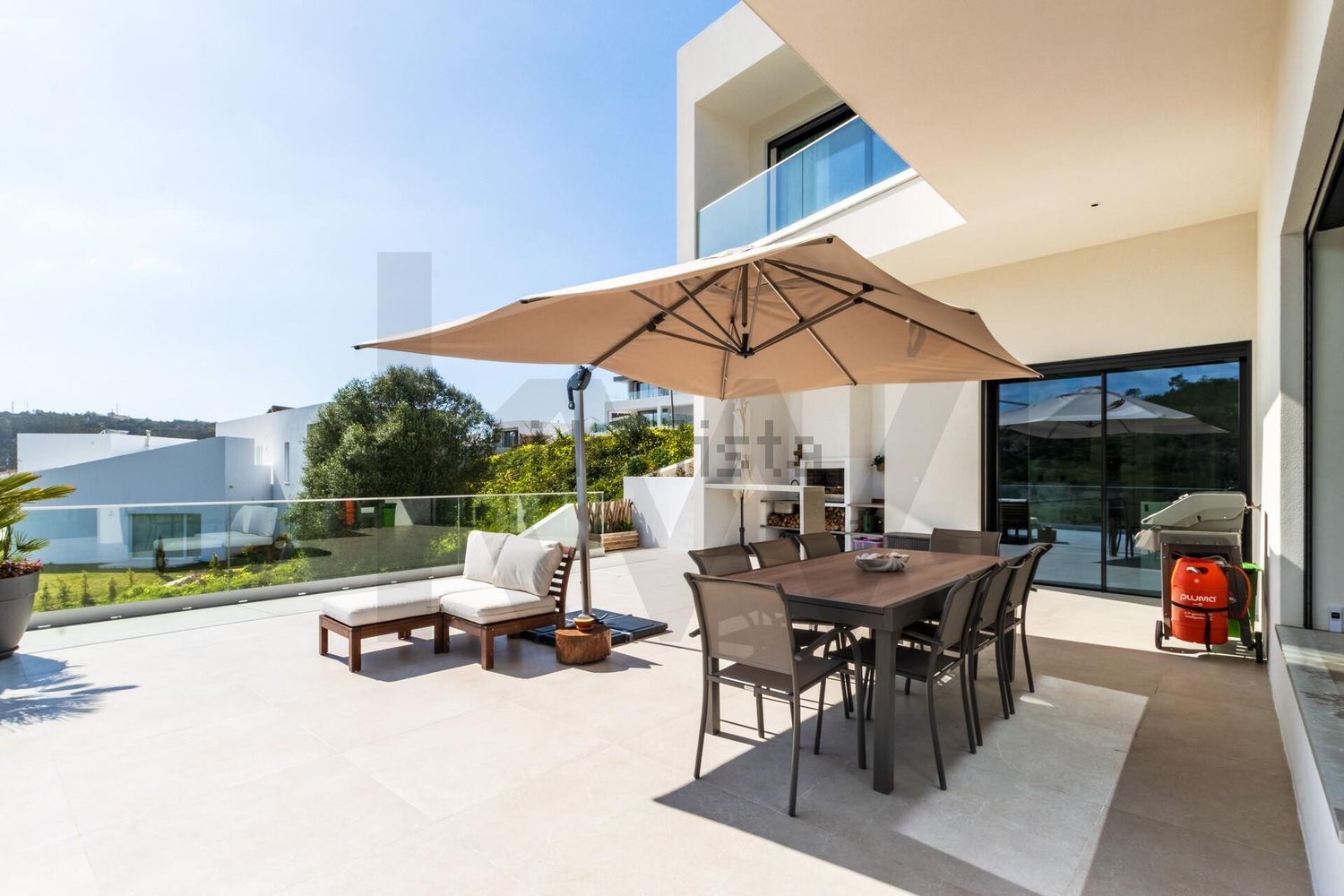 小楼房或独栋别墅出售在Rua das Lombas - 阳台