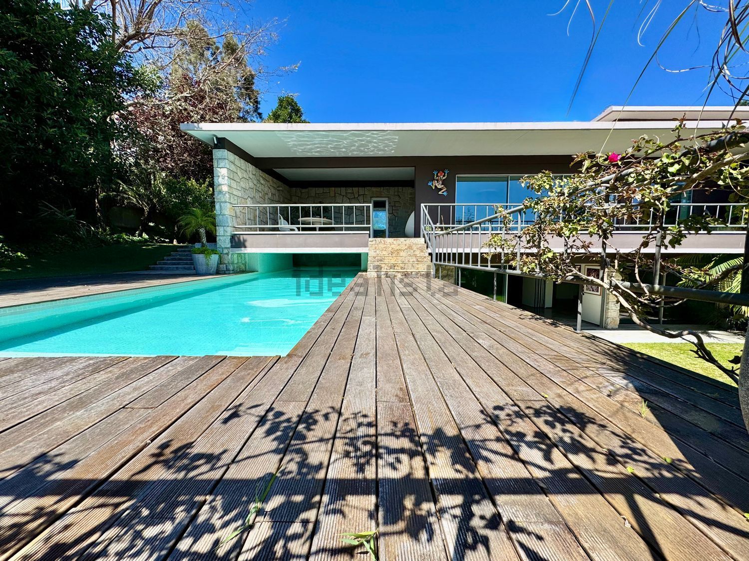 小楼房或独栋别墅出售在Avenida Marechal Carmona, 631 - 游泳池