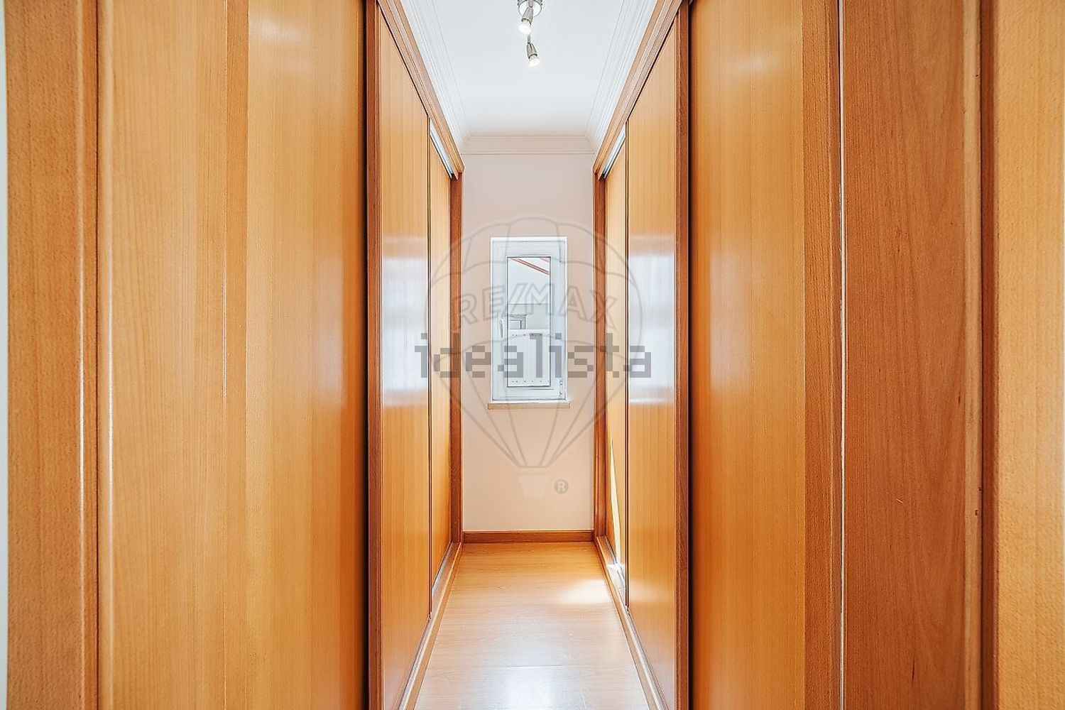 小楼房或独栋别墅出售在Rua Jorge Peixinho - 过道