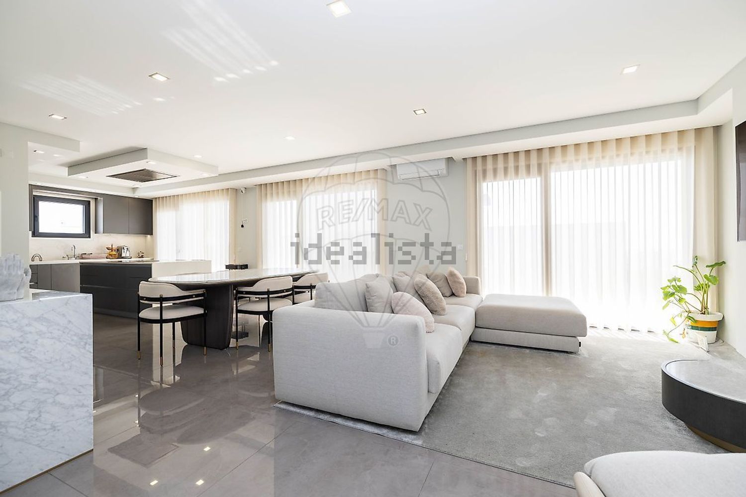 出租小楼房或独栋别墅在Rua Almeida Garrett - 客厅