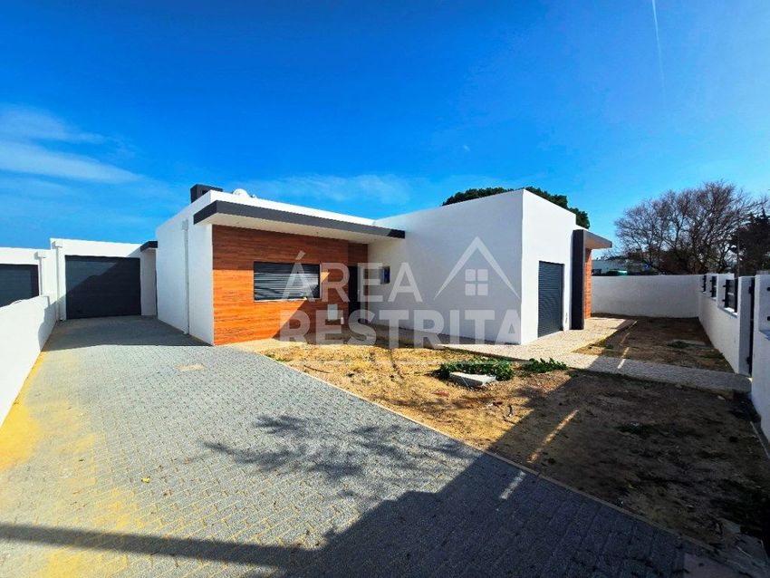 小楼房或独栋别墅出售在Rua Nova da Jardia