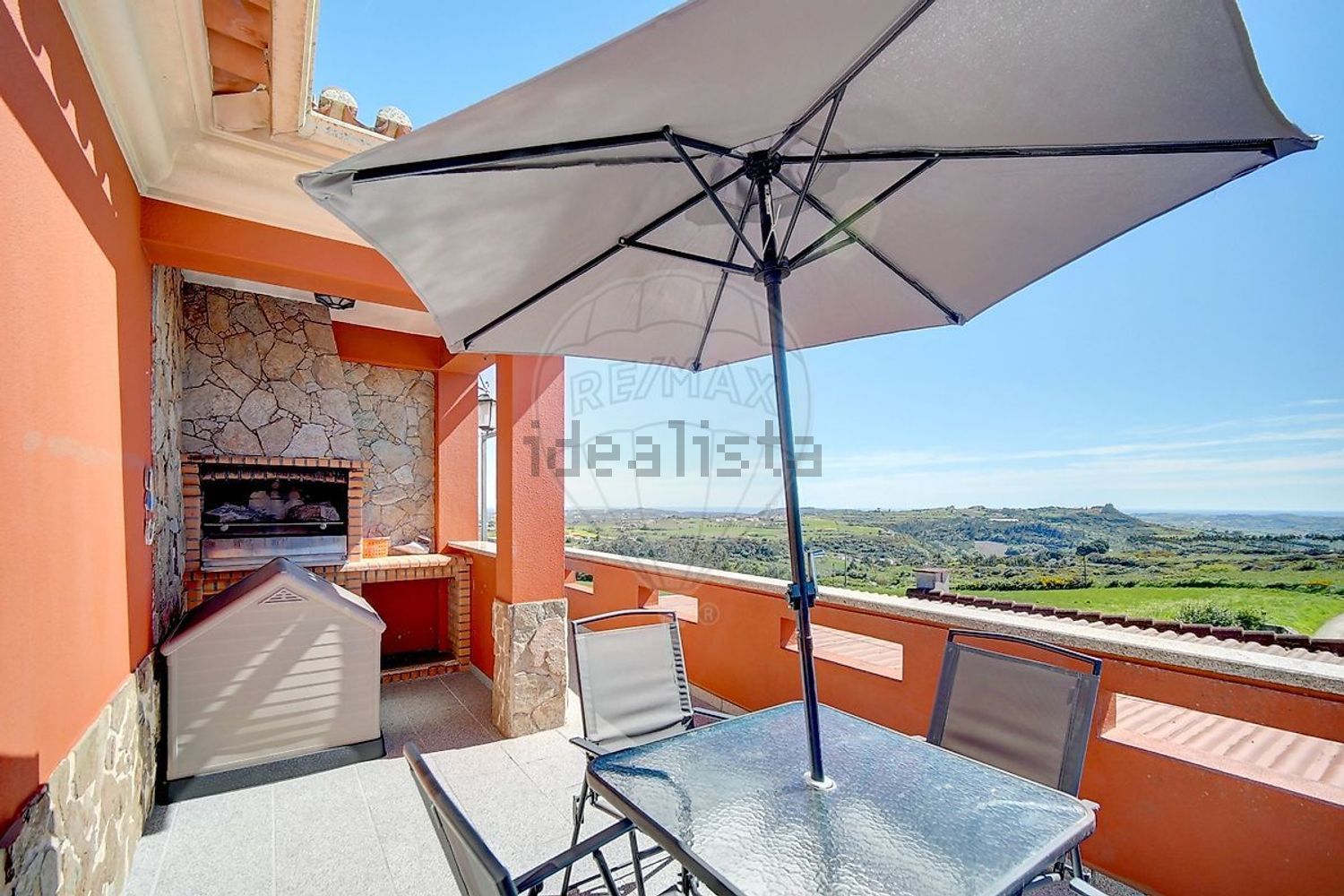 小楼房或独栋别墅出售在São Quintino - 阳台