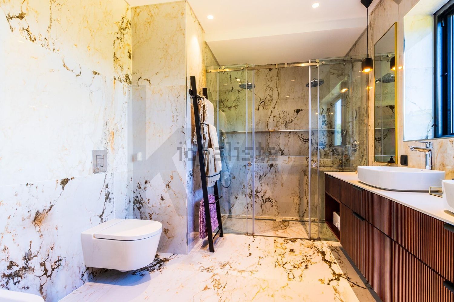 小楼房或独栋别墅出售在Rua das Lombas - 卫生间