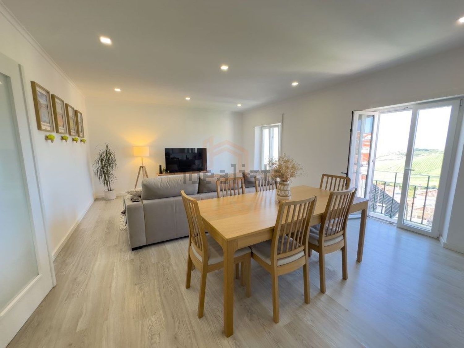 公寓 t3出售在Rua Doutor César Raúl da Costa Andrade - 客厅