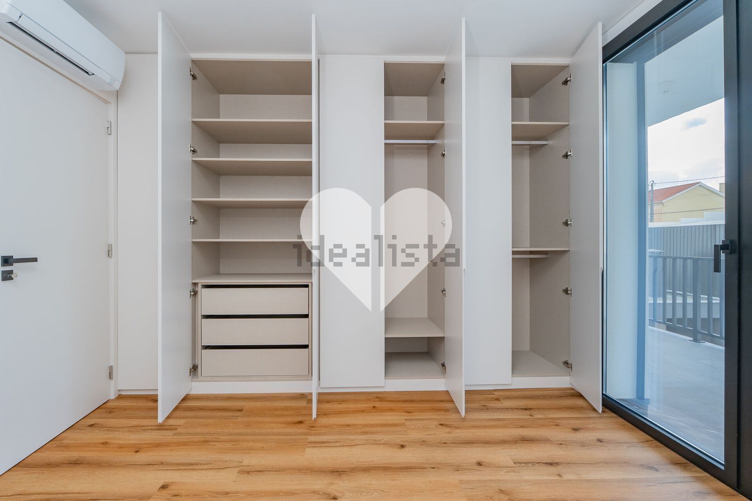 小楼房或独栋别墅出售在Santa Iria de Azoia - São João da Talha - Bobadela - 试衣间