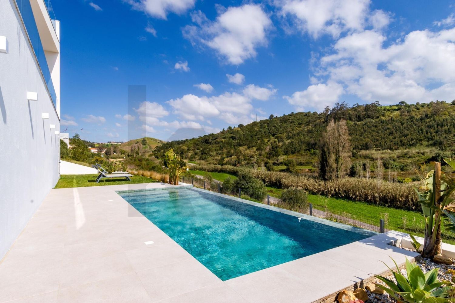 小楼房或独栋别墅出售在Rua das Lombas - 游泳池