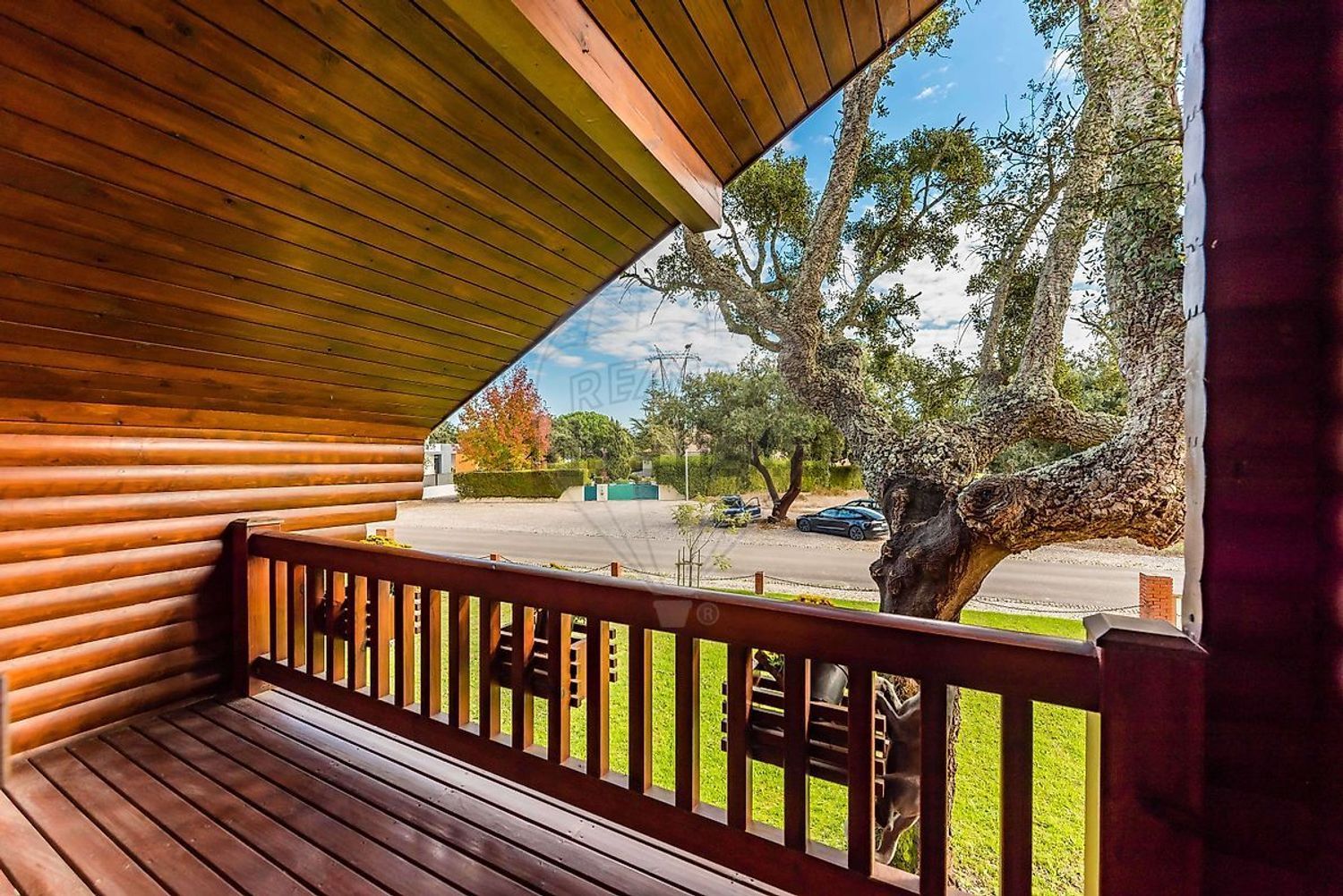 小楼房或独栋别墅出售Ip1 - 阳台