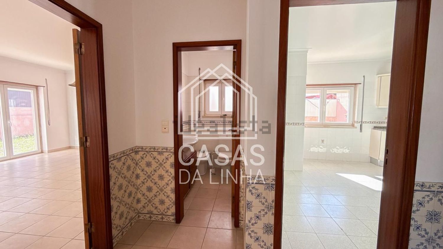 出租小楼房或独栋别墅在Tires - 过道