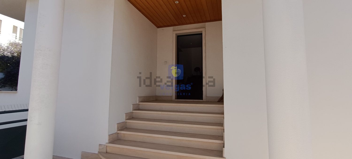 出租小楼房或别墅在Centro - 详情