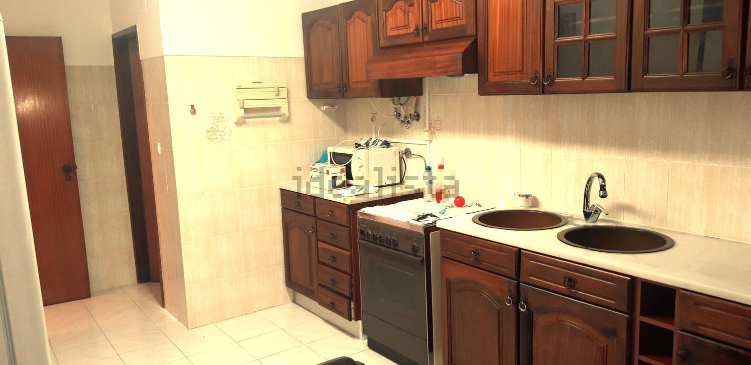 出租房间在Rua Ferreira de Castro, 9 - 厨房