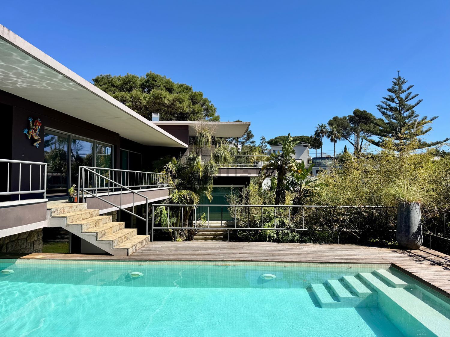 小楼房或独栋别墅出售在Avenida Marechal Carmona, 631 - 游泳池