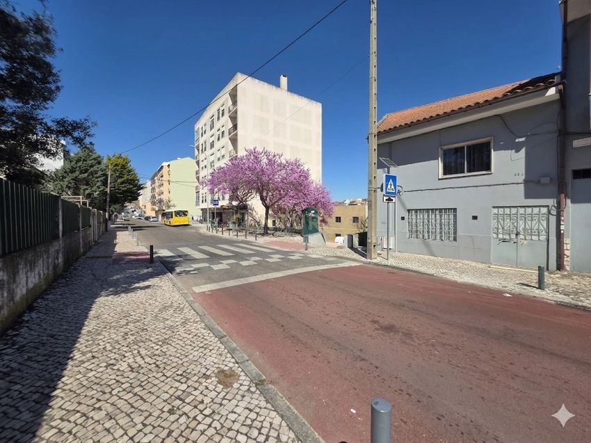 小楼房或独栋别墅出售在Avenida de Lisboa, 48