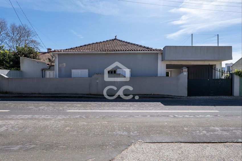 小楼房或独栋别墅出售在Lamas e Cercal