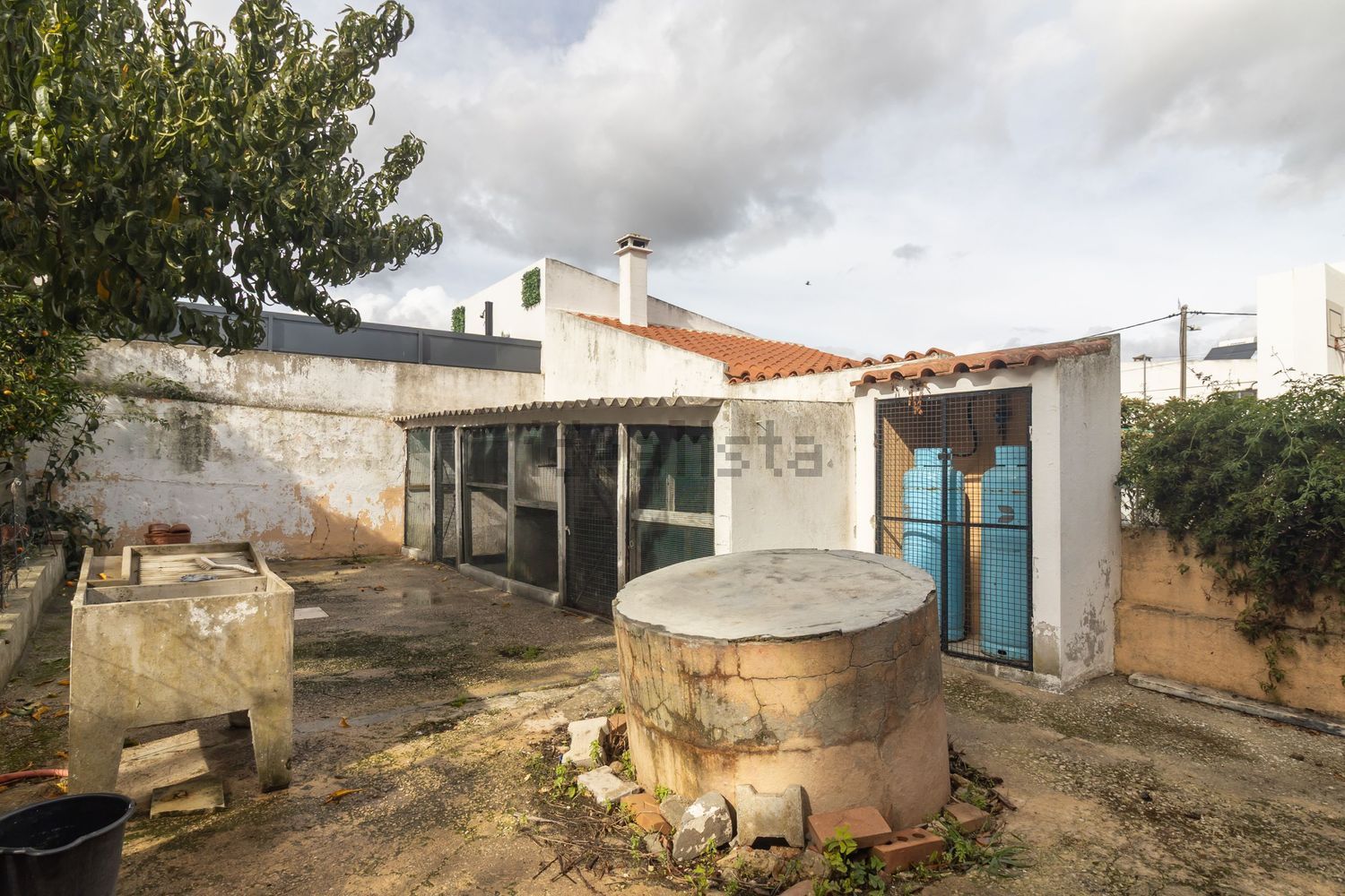 小楼房或独栋别墅出售在Avenida Padre Nabeto - 外立面