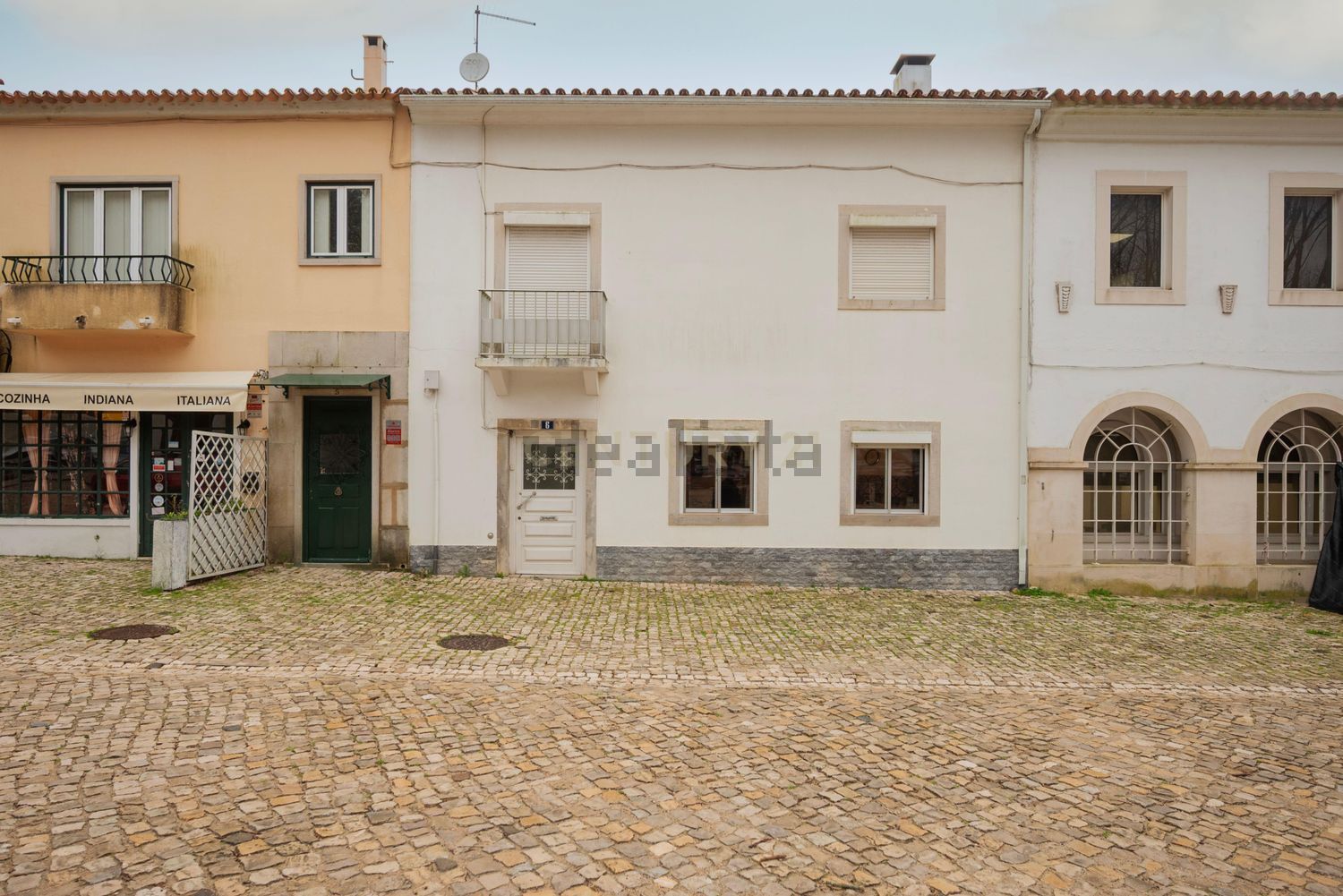 小楼房或独栋别墅出售在Praça Dom Fernando II, 6 - 外立面