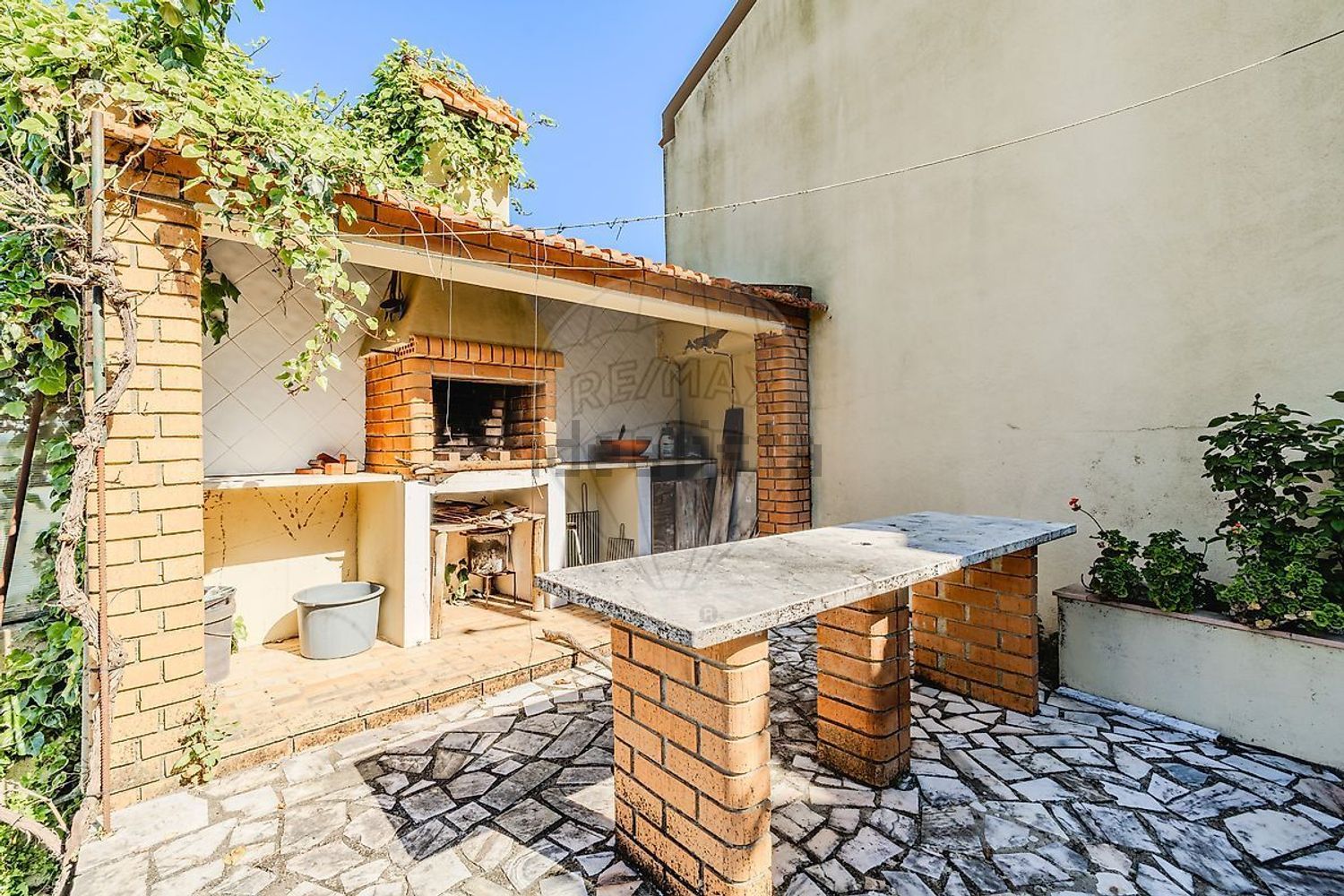 小楼房或独栋别墅出售在Rua do Rio Velho - 外立面