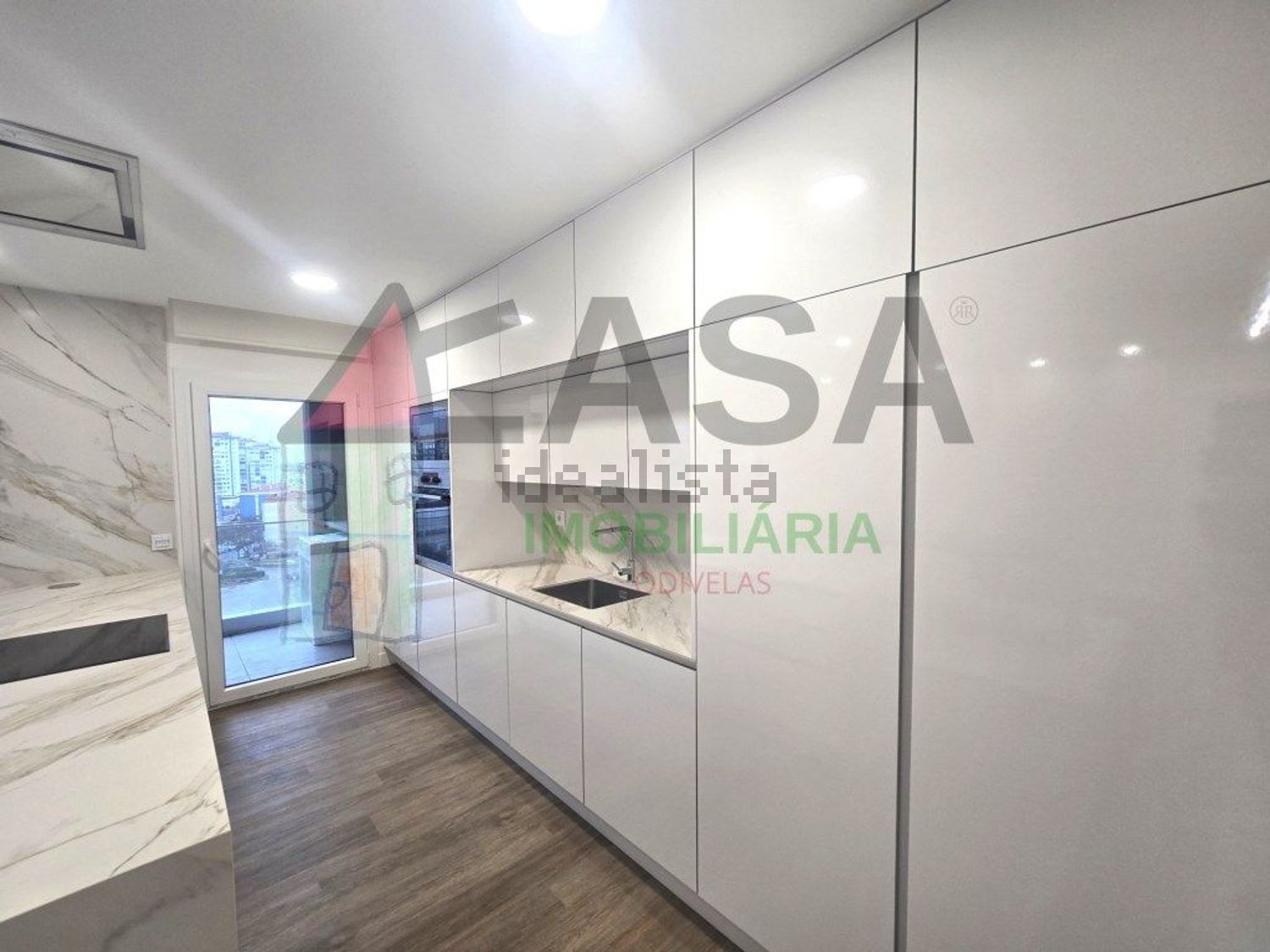 公寓 t2出售在Avenida Doutor António Silva Marques, 10 - 厨房