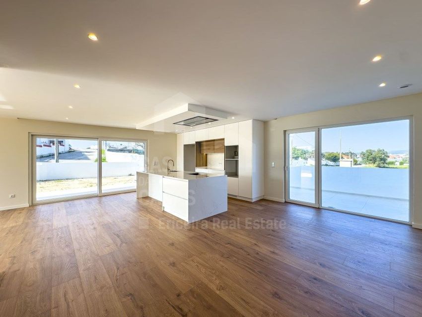 小楼房或独栋别墅出售在Encarnação