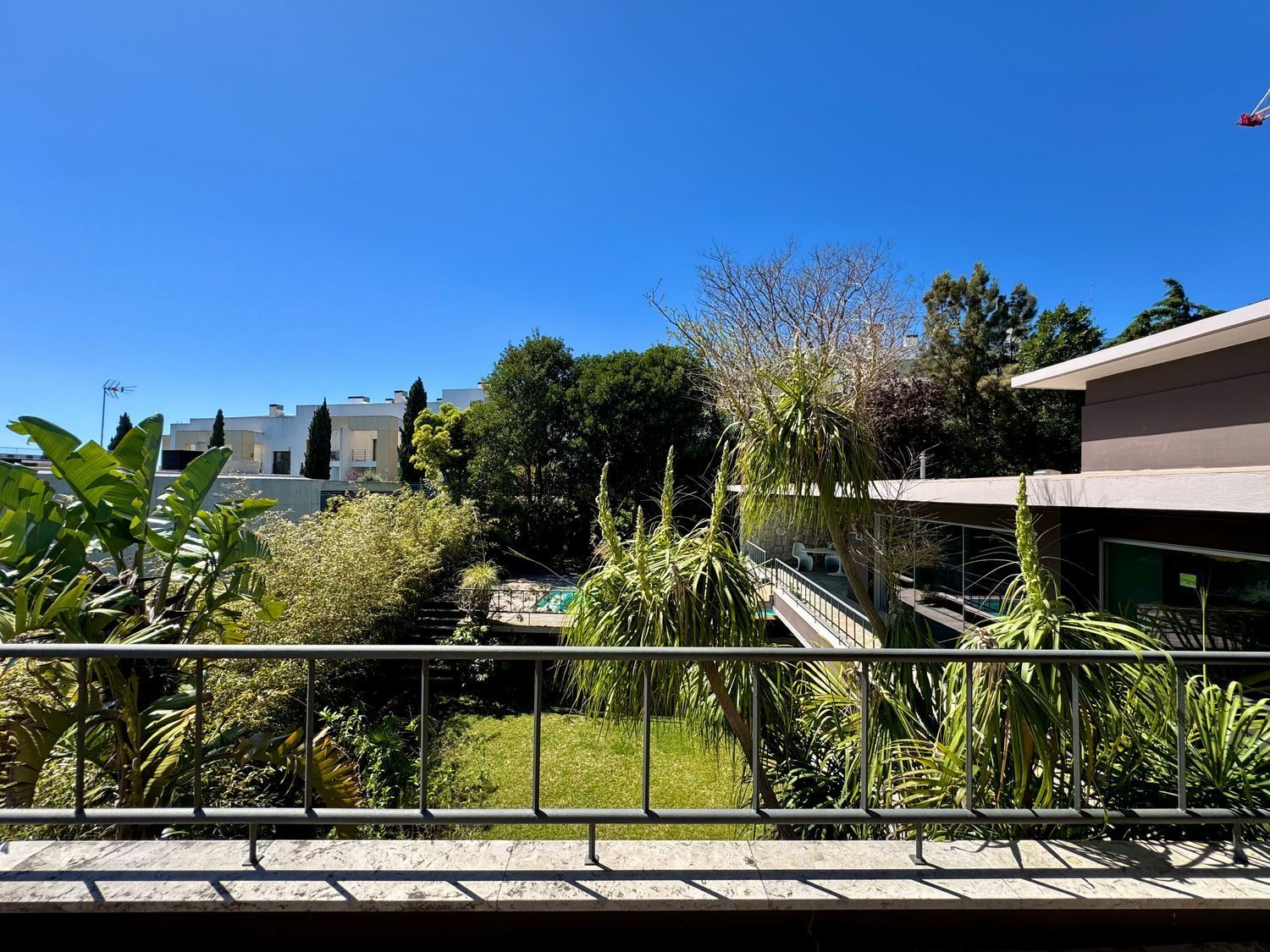 小楼房或独栋别墅出售在Avenida Marechal Carmona, 631 - 花园