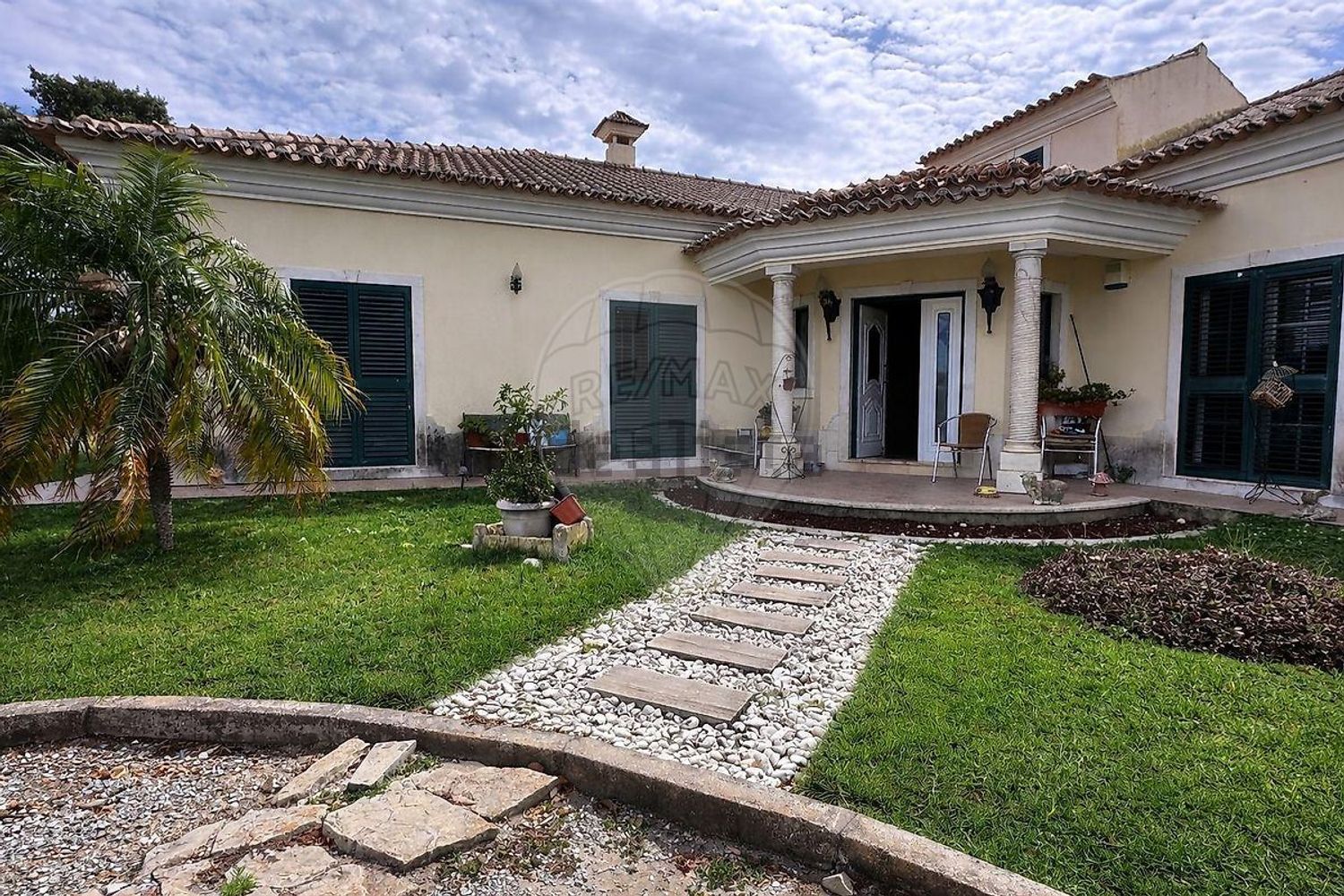 小楼房或独栋别墅出售在Rua do Sol - 外立面