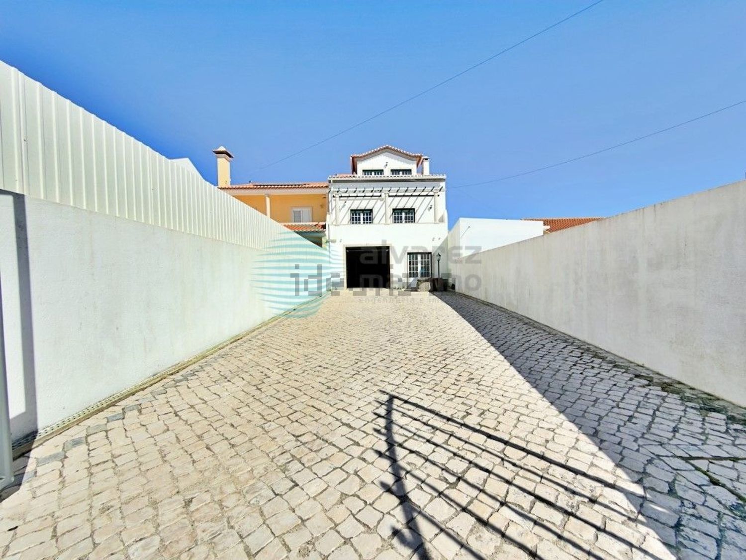 小楼房或独栋别墅出售在Rua 1° de Maio, 3 - 外立面