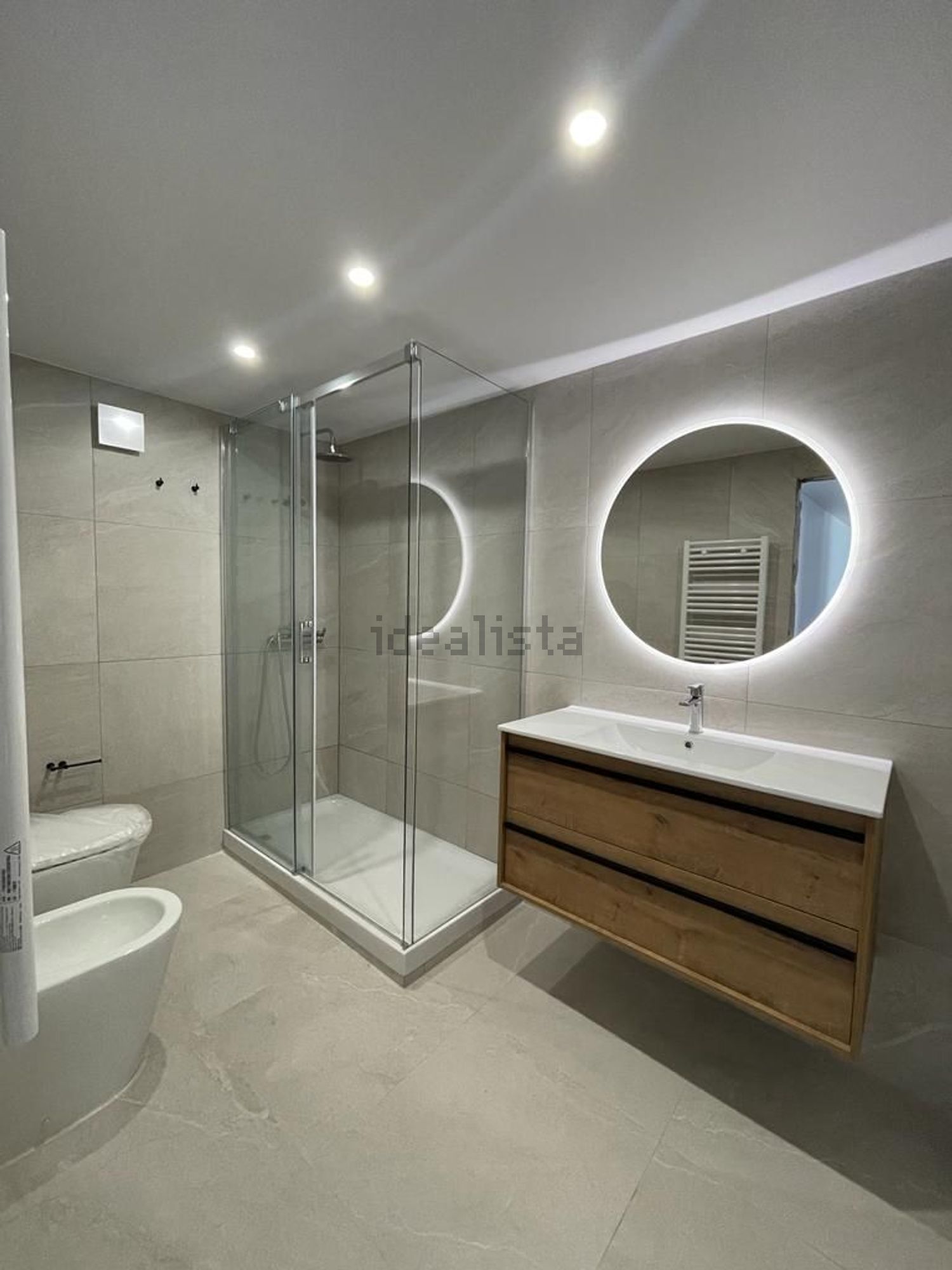 出租公寓 t2在Rua Alfredo Lopes Vilaverde, 15 - 卫生间