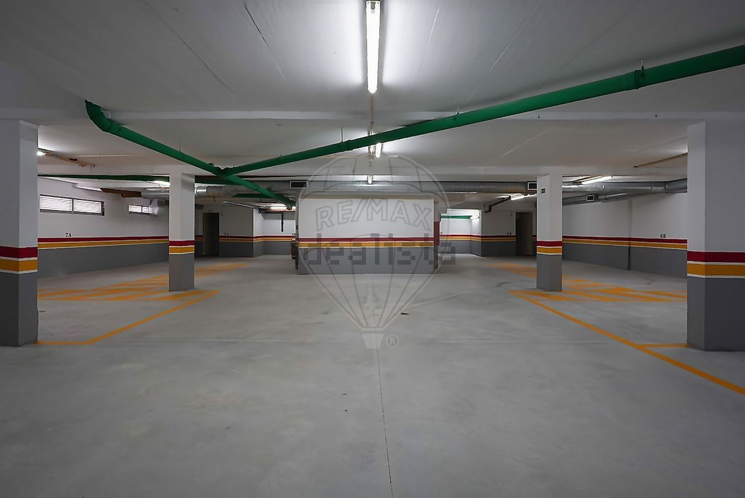 出租公寓 t2在Rua Maria Matos - 停车位