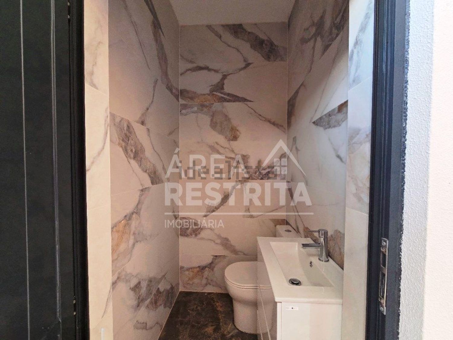 小楼房或独栋别墅出售在Rua Nova da Jardia - 卫生间