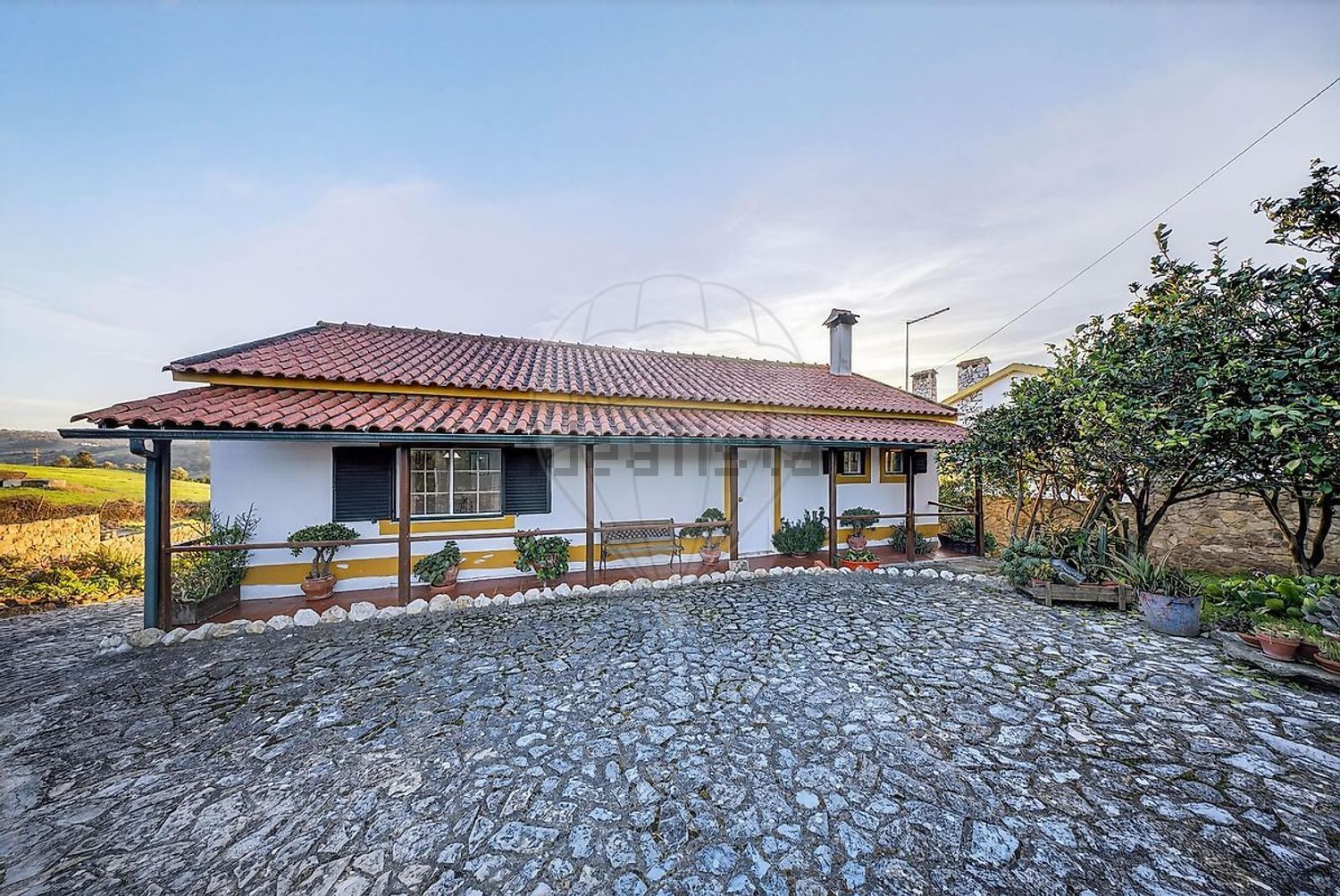 小楼房或独栋别墅出售在Rua Estreita - 外立面