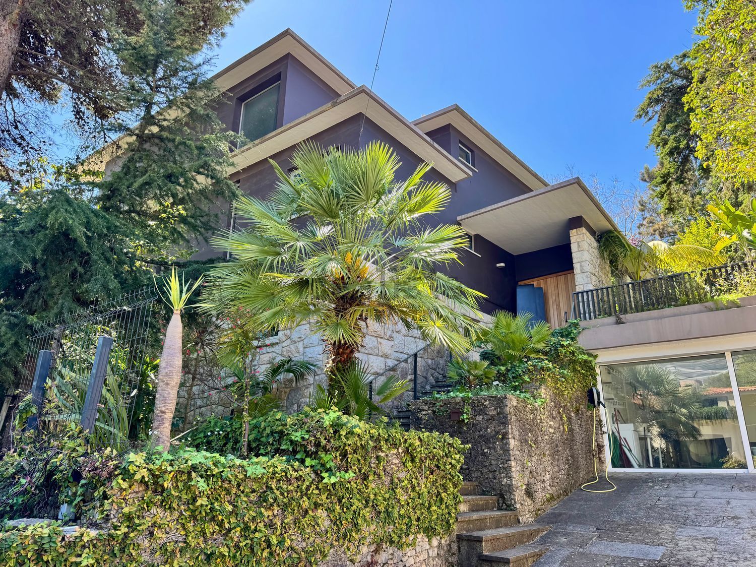 小楼房或独栋别墅出售在Avenida Marechal Carmona, 631 - 外立面