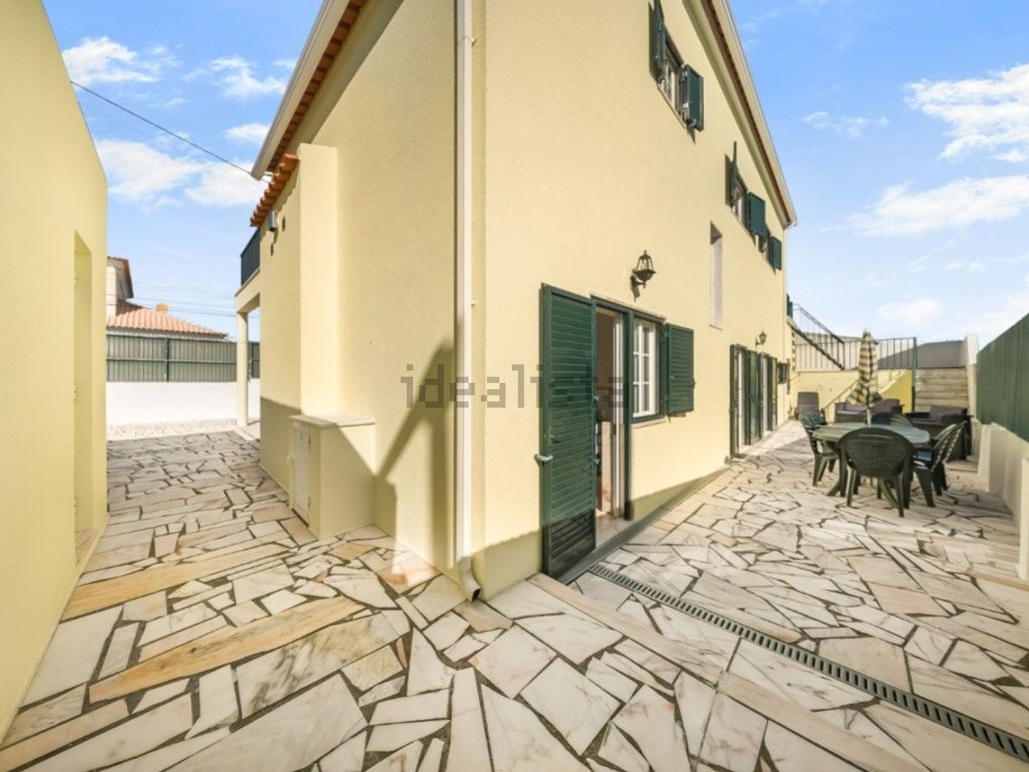 小楼房或独栋别墅出售在Rua da Liberdade - 外立面