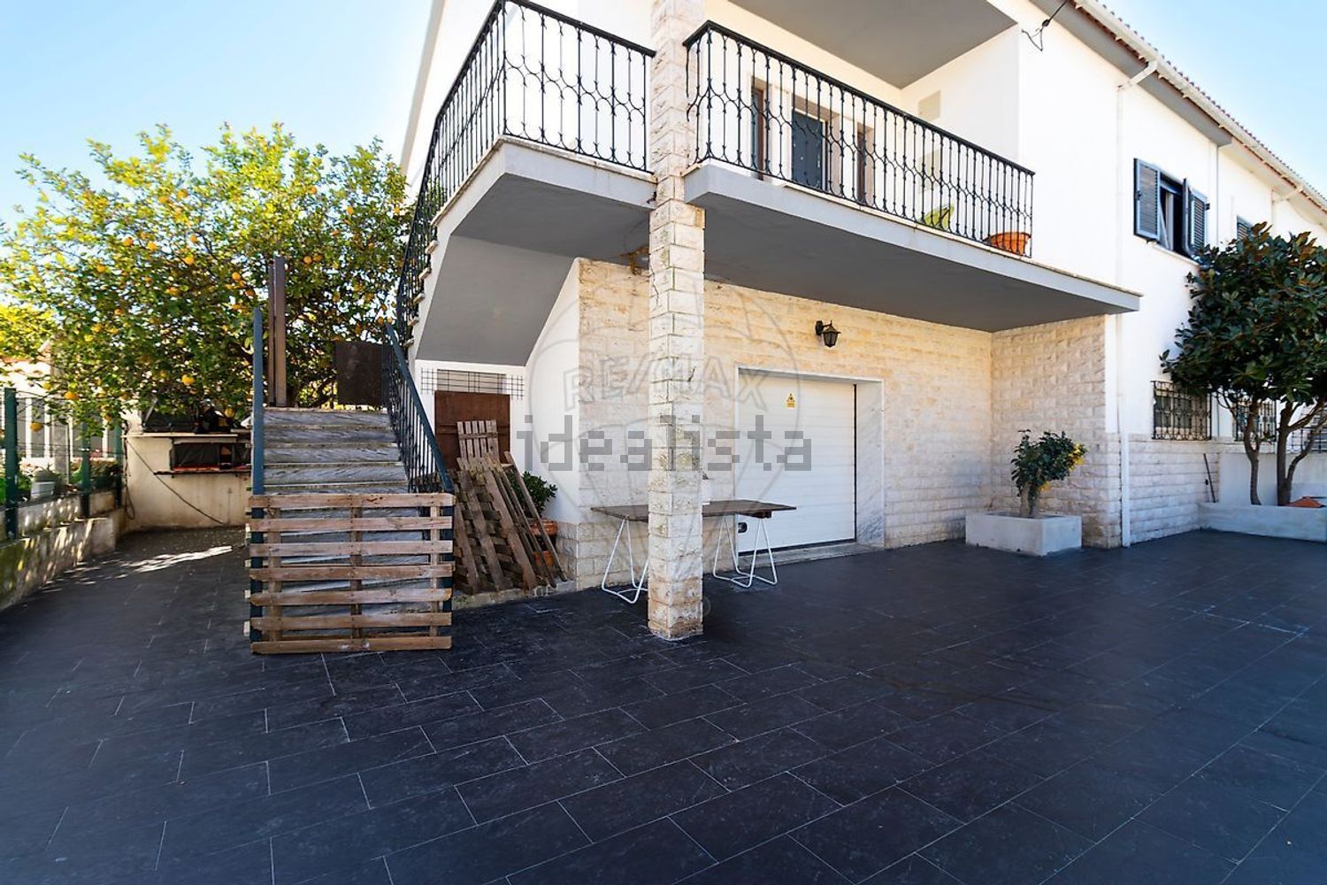 小楼房或独栋别墅出售在Rua António Sérgio - 外立面