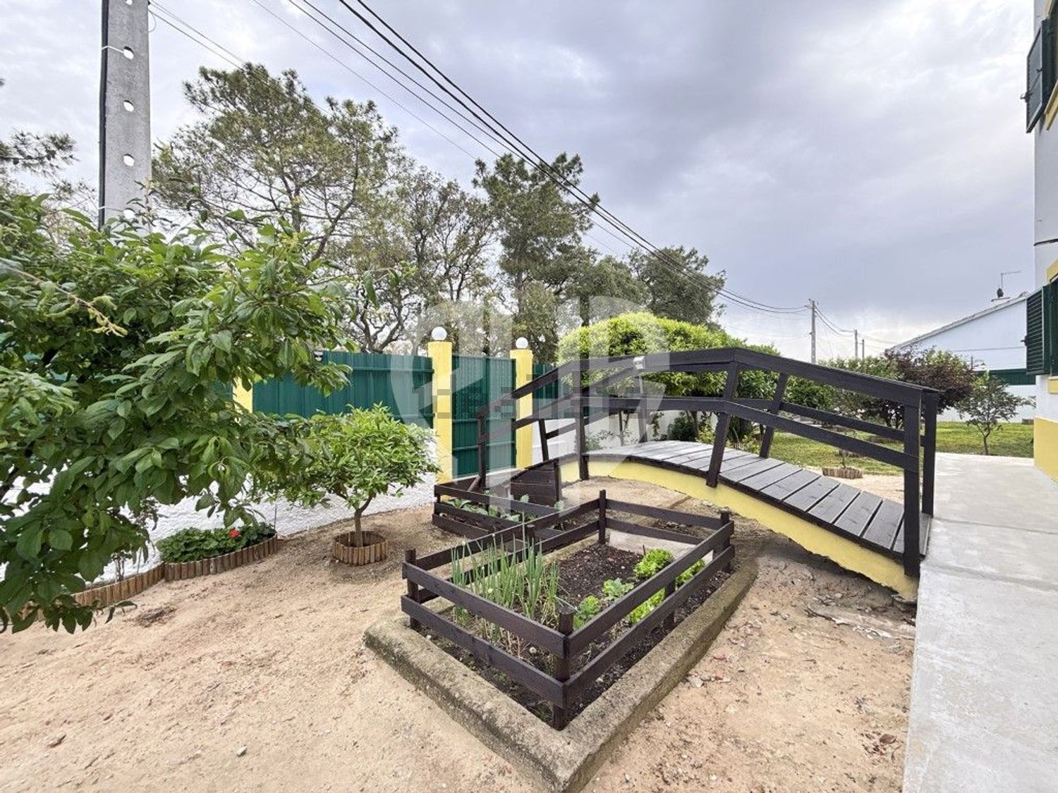 小楼房或独栋别墅出售Cm1029 - 游泳池