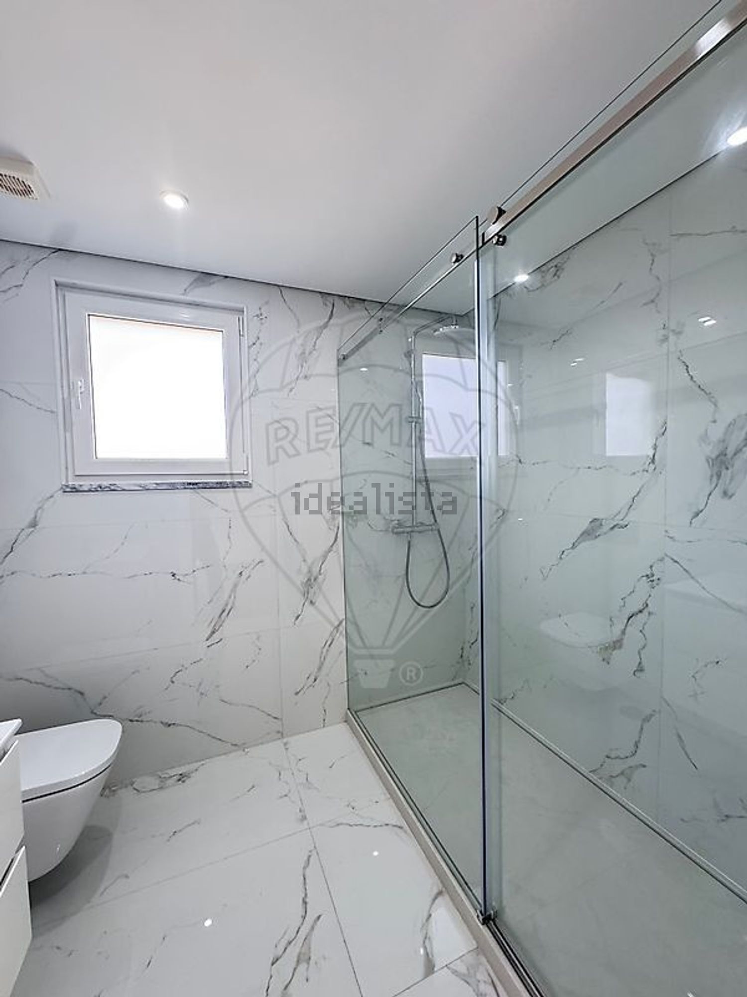 小楼房或独栋别墅出售在Alameda Miguel Torga - 卫生间